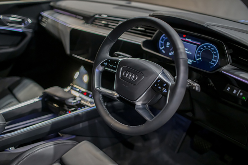 Nội thất Audi Q8 e-tron 2024 không có nhiều thay đổi so với phiên bản cũ. Audi Q8 e-tron 2024 duy trì thiết kế giao diện hướng về phía người lái. 