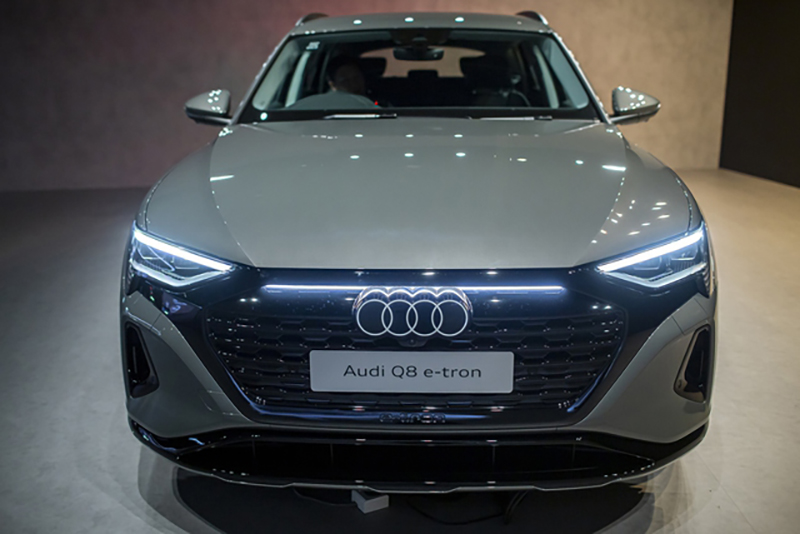 Audi Q8 e-tron 2024 sở hữu ngoại hình đầy sang trọng, thể thao thu hút mọi ánh nhìn.