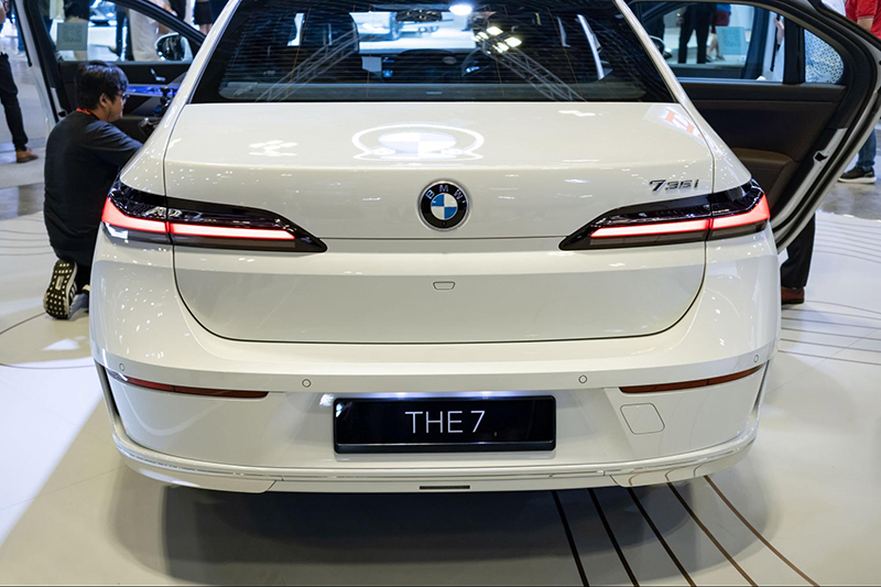 Cụm đèn hậu của BMW 735i 2023 đã được gọt giũa gọn gàng hơn với sự kết hợp của công nghệ LED và dải crom mỏng phía trên.