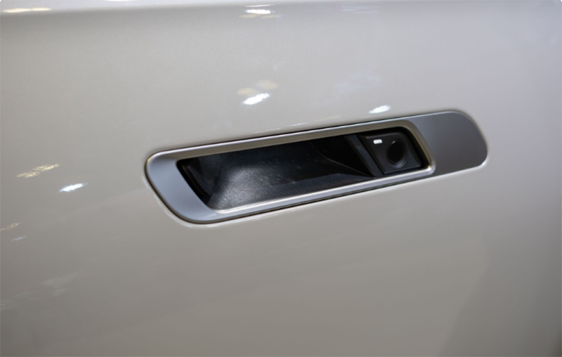 Điểm mới của BMW 735i 2023 đến từ hệ thống tay nắm cửa ẩn thân đầy lịch lãm và tối ưu tốt nhất hệ số cản gió khi di chuyển tốc độ cao.