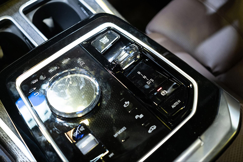 “Trái tim” của BMW 735i 2023 là khối động cơ TwinPower dung tích 3.0L kết hợp hệ thống hybrid 48V. 