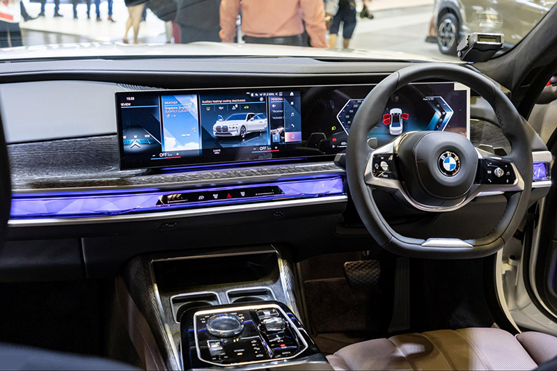 Không chỉ là sự mới mẻ về thiết kế đầy thẩm mỹ, BMW 735i 2023 còn là sự chỉn chu trong cách ứng dụng vật liệu tạo cảm giác sang trọng, tinh tế.