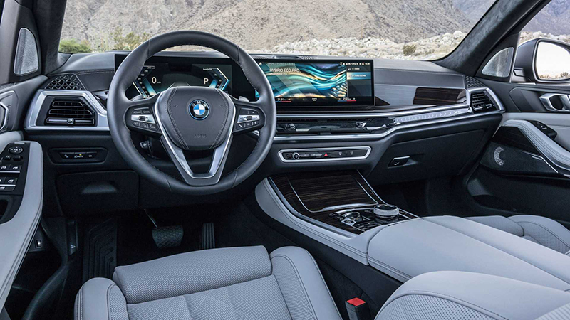 Vô-lăng BMW X5 facelift không thay đổi tạo hình, nhưng các chi tiết được làm gọn gàng và tinh tế hơn.