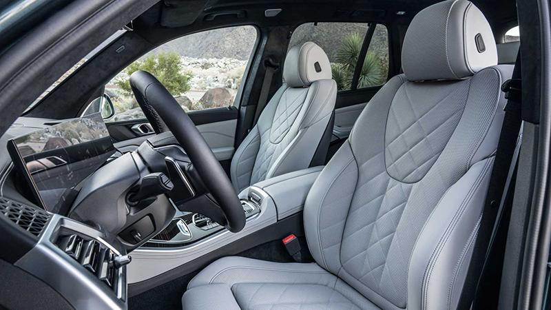 Hệ thống ghế ngồi của BMW X5 mới thiết kế ôm sát cơ thể với khả năng chỉnh điện 14 hướng có đỡ đầu, đỡ đùi. 