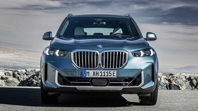 Trong lần nâng cấp này, BMW X5 2024 đã được làm mới với hệ thống đèn pha LED Matrix mỏng hơn trước đến 35mm tạo cho xe phong cách hiện đại, tinh tế hơn.