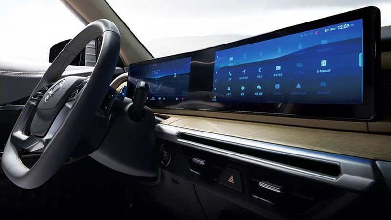 KG Mobility Torres EVX có màn hình cảm ứng kích thước 12,3 inch và cụm đồng hồ kỹ thuật số hiển thị sắc nét các thông số vận hành của xe.