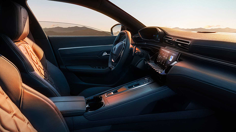 Trang bị tiện nghi còn được bổ sung thêm cho Peugeot 508 2024 bao gồm chìa khóa thông minh, màn hình cỡ lớn đặt nổi.