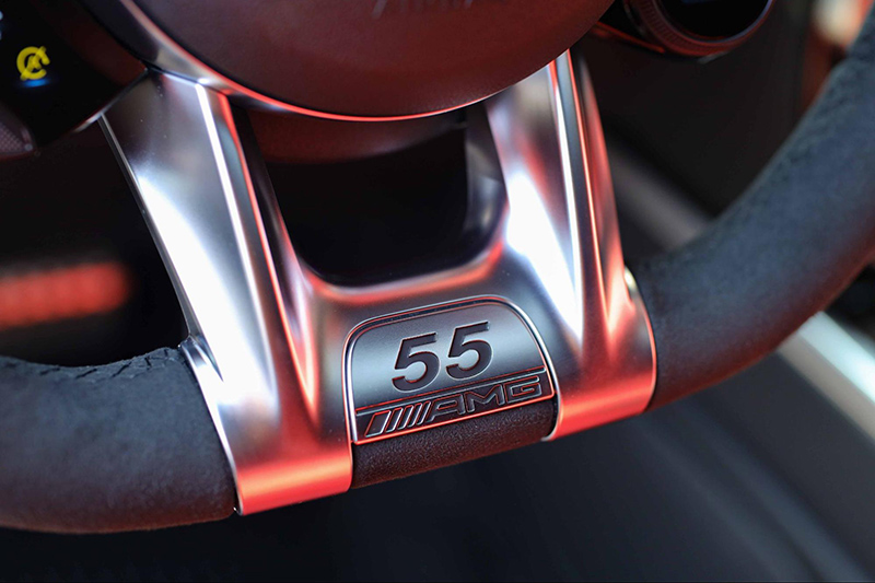 Nhiều chi tiết carbon xuất hiện ở tay nắm bên phụ, bệ điều khiển trung tâm hay táp-bi cửa của Mercedes-AMG G 63 Edition 55.