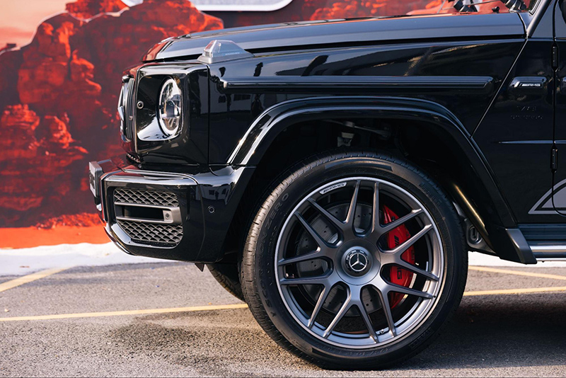 Bộ mâm của Mercedes-AMG G 63 Edition 55 xám màu đầy hiện đại kích thước 22 inch cùng cùm phanh màu đỏ hiệu năng cao. 