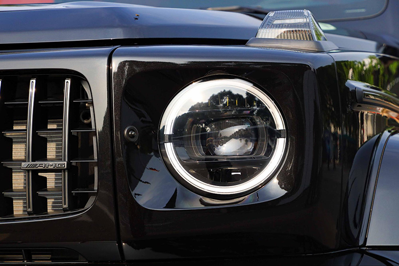 Hệ thống đèn pha/cos của Mercedes-AMG G 63 Edition 55 sử dụng công nghệ Multibeam LED màu khói xám hiện đại với đèn chạy ban ngày LED bao quanh.
