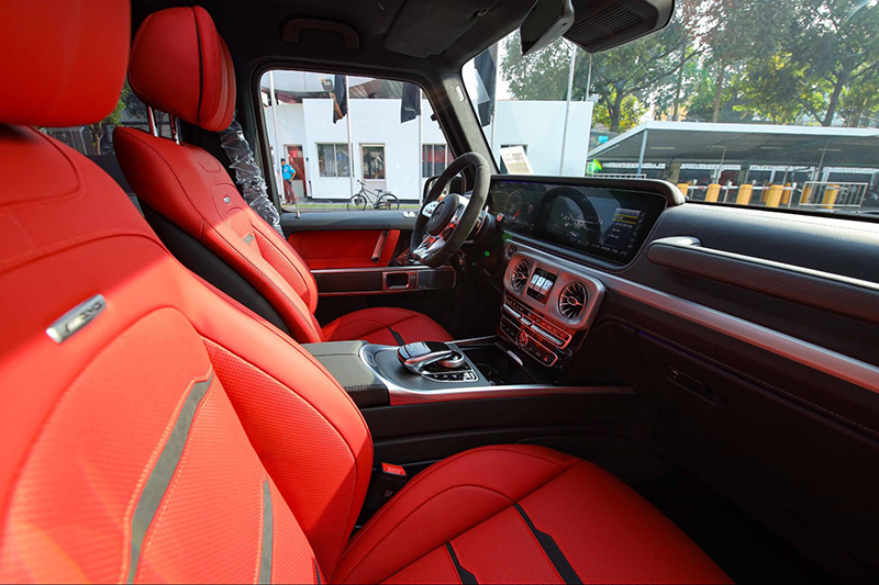 Ghế xe Mercedes-AMG G 63 Edition 55 thiết kế dạng thể thao phối màu đỏ/đen tạo cảm giác vững chãi khi ngồi dù chạy địa hình.