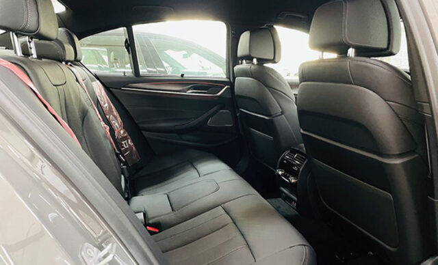 Không gian ghế ngồi của BMW 520i 2023 rộng rãi, thoáng đãng khi sở hữu kích thước chiều dài cơ sở lên đến 2.975 mm.