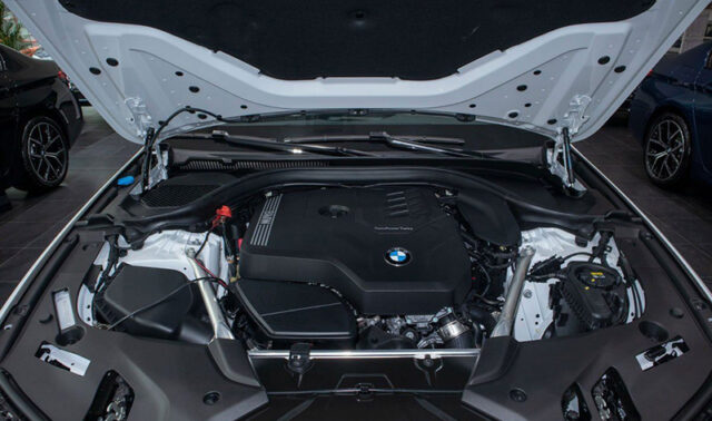 BMW 520i 2023 sử dụng cỗ máy xăng 1.6L TwinPower Turbo kết hợp hộp số tự động 8 cấp Steptronic và dẫn động cầu sau.