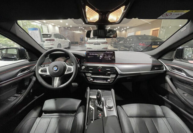 BMW 520i 2023 sở hữu không gian sang trọng và tràn ngập công nghệ hiện đại. 