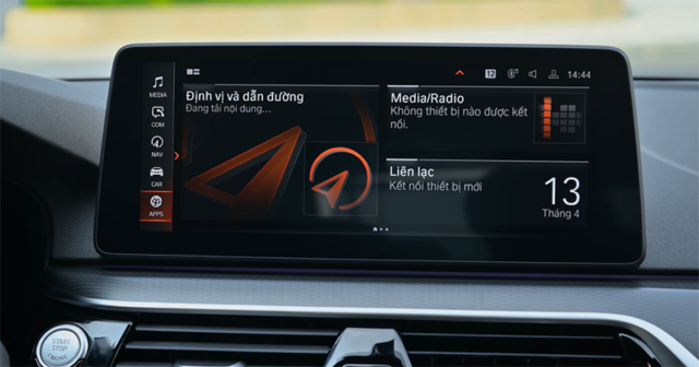 BMW 520i 2023 sở hữu màn hình giải trí đặt nổi tích hợp hàng loạt tính năng hiện đại, điều khiển cử chỉ hay kết nối điện thoại.
