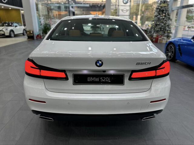 Phía sau BMW 520i 2023 trang bị cặp đèn hậu thanh mảnh ôm lấy hông xe, tạo thêm cảm giác bề thế phía sau xe.