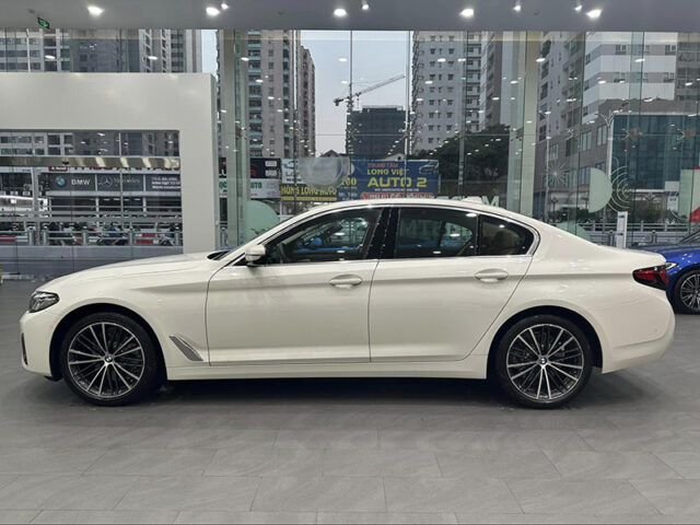Thân xe BMW 520i 2023 có tạo hình liền mạch với gương chiếu hậu và tay nắm cửa đồng màu đẹp mắt.