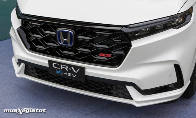Điểm nhận diện của Honda CRV Hybrid đến từ logo 3D màu xanh ở giữa lưới tản nhiệt cùng với logo RS bên cạnh