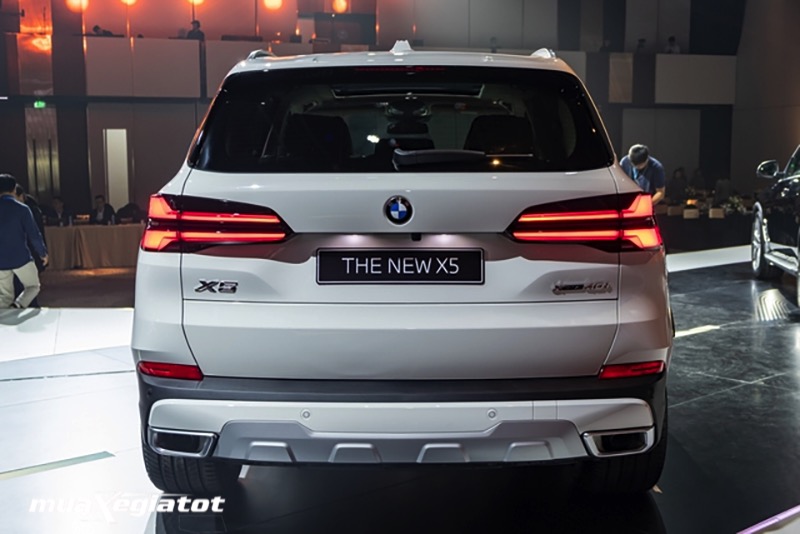 Đuôi xe duy trì phong cách thể thao nổi bật với logo BMW và logo X5