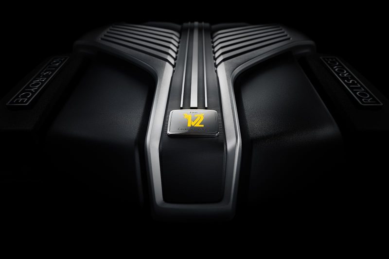 Chữ V12 màu vàng nổi bật trên khối động cơ.

