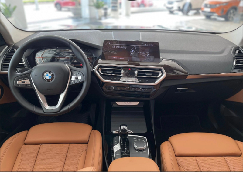 BMW X3 sDrive20i với nội thất thiết kế giống đời cũ nhập khẩu nhưng vẫn có khá nhiều trang bị hấp dẫn người dùng.