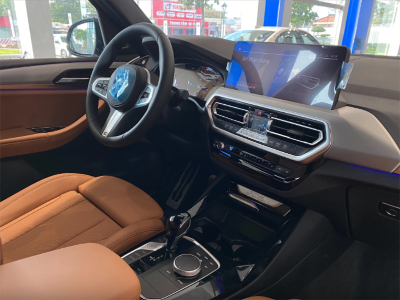 BMW X3 sDrive20i M Sport 2024 có vô lăng thể thao là điểm nhận diện, xuất hiện cùng bộ đôi màn hình 12,3 inch hiện đại.