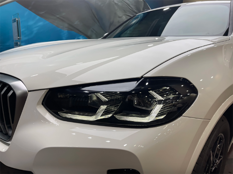 BMW X3 xDrive30i M Sport 2024 lắp ráp sử dụng công nghệ Adaptive LED viền đen mang đến sự an toàn cho người dùng khi di chuyển. 