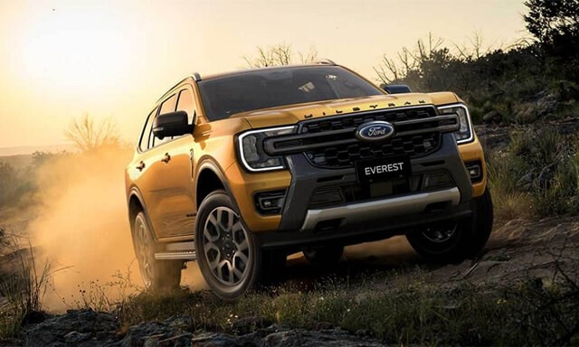 Tại sao Ford Everest ngày càng bán chạy hơn Hyundai Santa Fe, Toyota Fortuner?